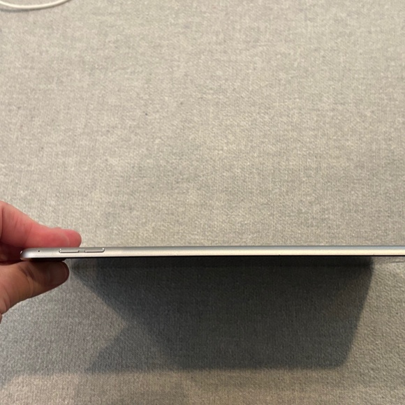 Apple iPad Air 2 16GB Silver 9.7" with Lightning Cable Model A1566 Late 2014 - Picture 11 of 13